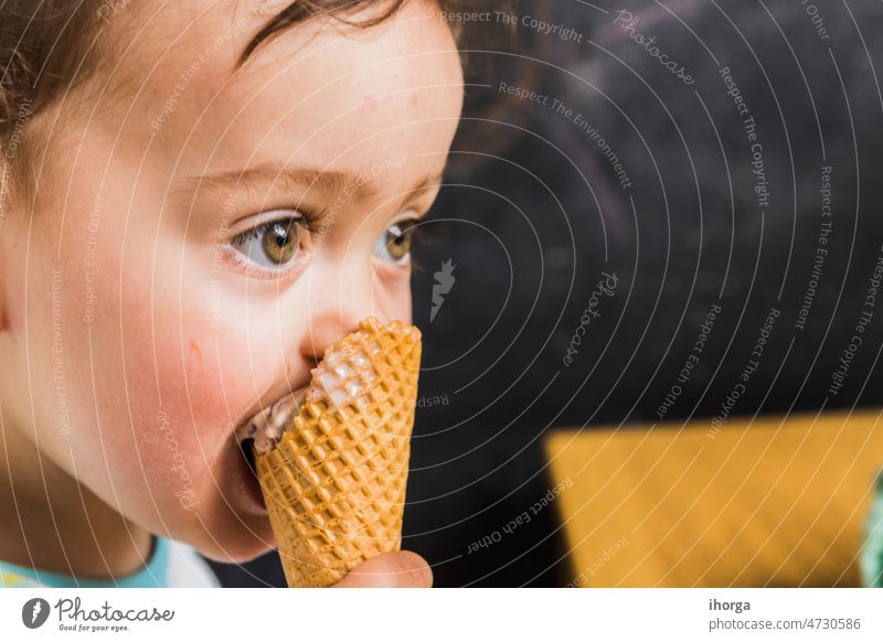 Ein Baby isst Eiscreme Hintergrund schön Junge Kaukasier Kind Nahaufnahme Sahne niedlich Dessert essen Essen Gesicht Familie Lebensmittel Spaß lustig Glück