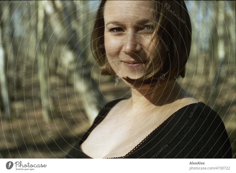 Analoges Portrait einer jungen, schwangeren Frau in einem Laubwald Lächeln kraftvoll Gras Bäume Model ästhetisch Ästhetik Gesicht Frauengesicht werdende Mutter