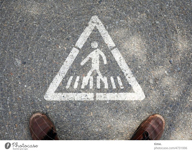 Bodenpersonal dreieck verkehrszeichen Piktogramm fußgänger schuhe stehen gehen asphalt stein symbol hinweis Überweg sonnig Schatten Vogelperspektive Straße