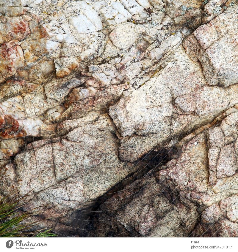 geschichteter Sandstein Mineralien Geologie Muster Struktur Natur Detailaufnahme Kristallstrukturen Naturwissenschaft diagonal schräg rötlich gelblich braun alt