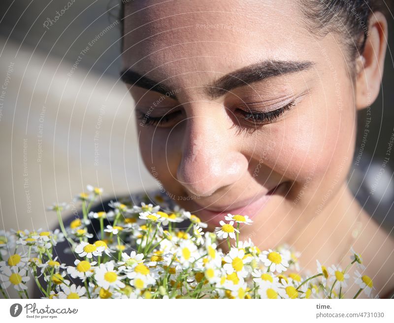 Frau mit Kamillenstrauß portrait frau blumen glücklich feminin geschlossene augen sonnig duften schnuppern kamille pflanze
