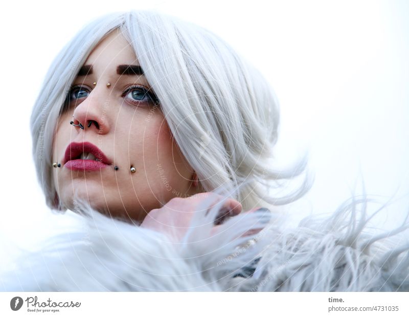 Frau mit Piercings feminin weißhaarig Haare & Frisuren außergewöhnlich Stimmung Gefühle Inspiration Kreativität Porträt Hingabe nachdenklich lässig cool
