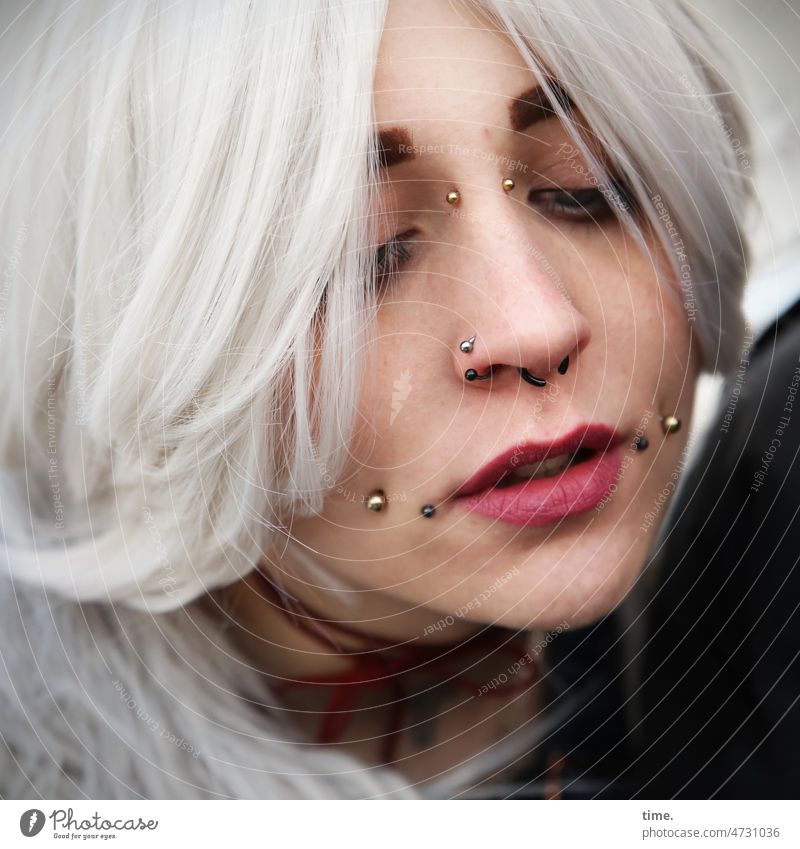 Frau mit Piercings feminin weißhaarig Haare & Frisuren außergewöhnlich Stimmung Gefühle Inspiration Kreativität Porträt Blick nach unten Hingabe nachdenklich