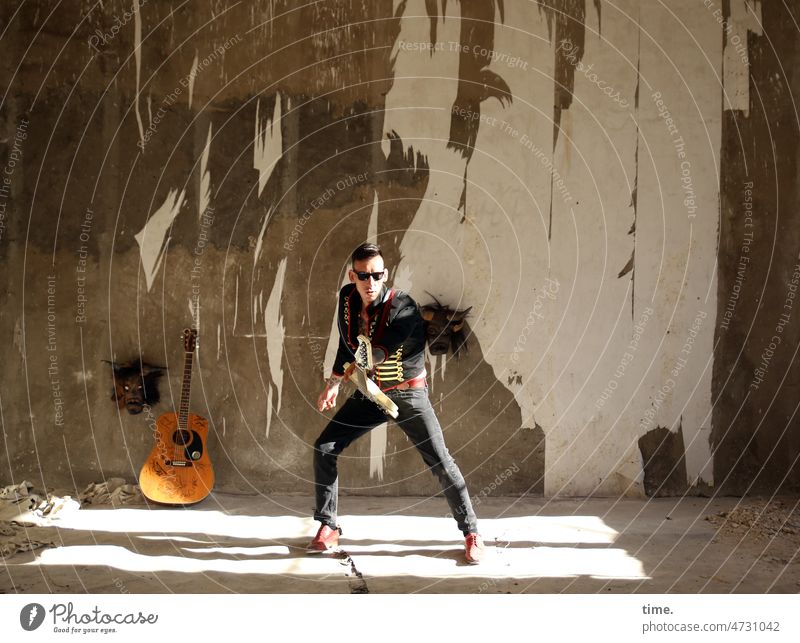 Saitenmeister Porträt Künstler Mann maskulin Gitarre Musiker Leichtigkeit Kreativität Bewegung Entschlossenheit Inspiration ästhetisch Begeisterung Leidenschaft