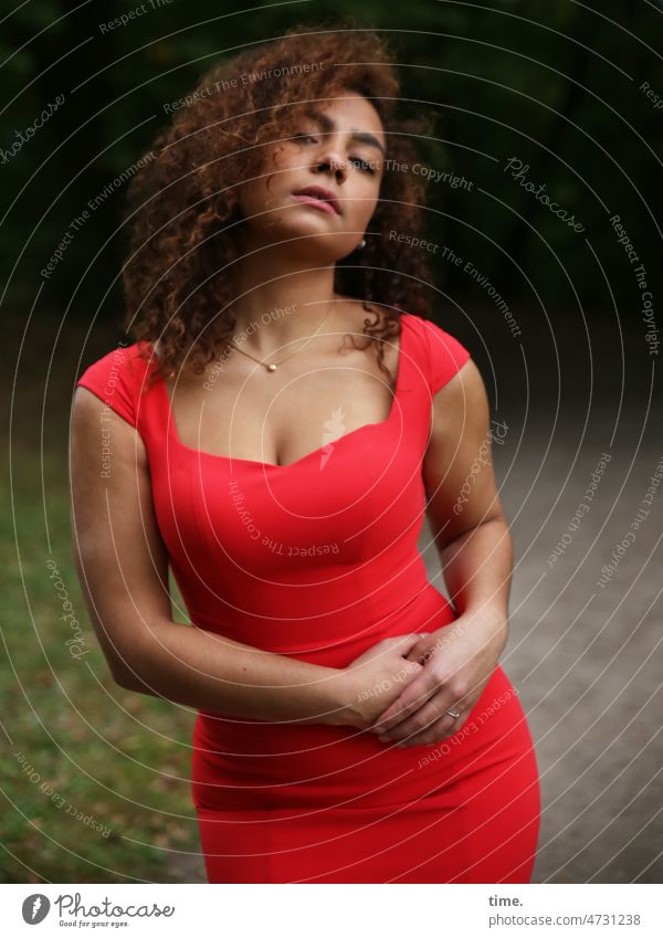 Frau im roten Kleid feminin Park Haare & Frisuren langhaarig Locken Wald Wiese beobachten festhalten Blick stehen schön selbstbewußt Willensstärke Wachsamkeit