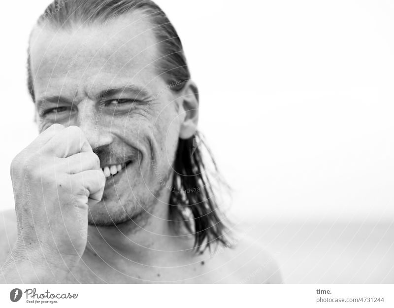 lächelnder Mann am Meer mann portrait nasse Haare hand blick in die Kamera grübchen männlich zugewandt sympathisch dreitagebart himmel horizont maskulin lachen