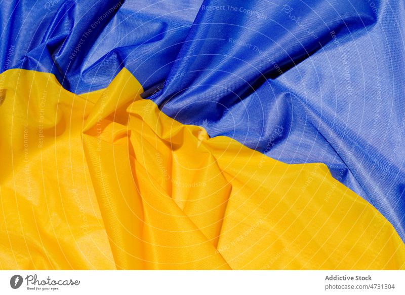 Hintergrund mit zerknitterter ukrainischer Flagge Ukrainer Fahne national Symbol Freiheit Gewebe gefaltet Stolz Stil Farbe blau gelb lebhaft farbenfroh hell