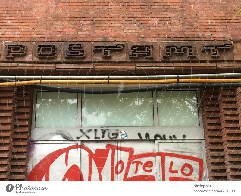 Postamt Schriftzeichen Eingang Graffiti Eisenblech Rost Ziegelsteine Mauer