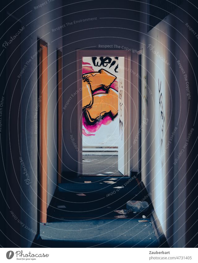 Flur eines verlassenen Bürogebäudes mit Graffiti in orange lost places Licht Schatten Pfeile unordentlich unaufgeräumt alt kaputt Vergänglichkeit Verfall