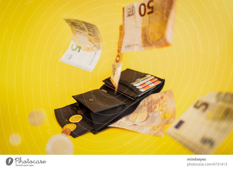 Geldscheine fliegen aus Geldbeuteln Inflation gelb Wallach Verlust Münzen Rechnungen Weg Preisverfall Wert wertvoll
