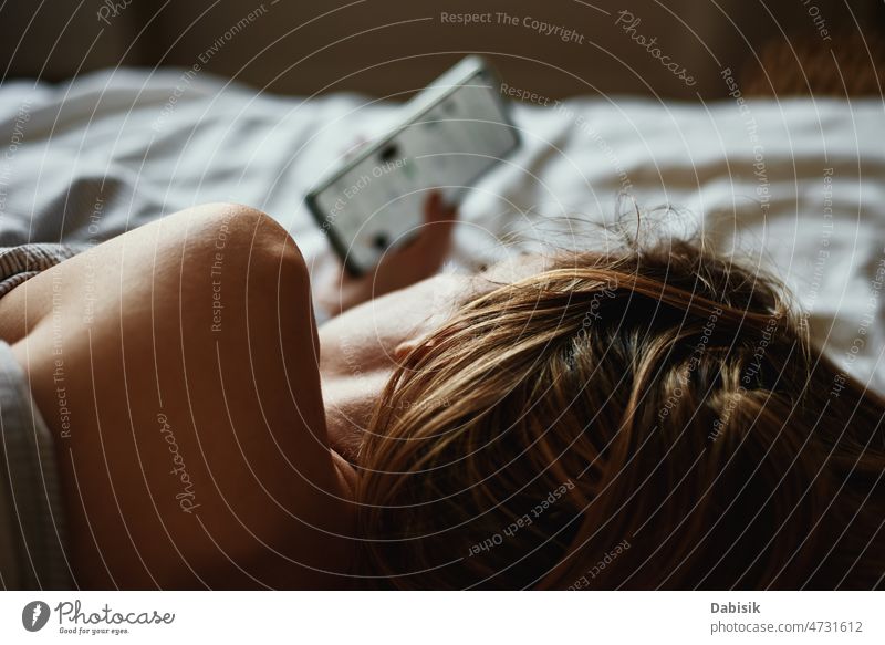 Frau mit Smartphone im Bett, Soziale Medien, Schlaflosigkeit Konzept Morgen online sich[Akk] entspannen Halt Telefon LAZY sozial Wochenende Bildschirm Zelle