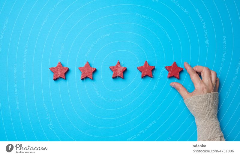 Fünf rote Sterne und eine Hand auf blauem Hintergrund. Bewertung der Qualität der Dienstleistungen beste Business prüfen Wahl Klient Konzept konzeptionell Kunde