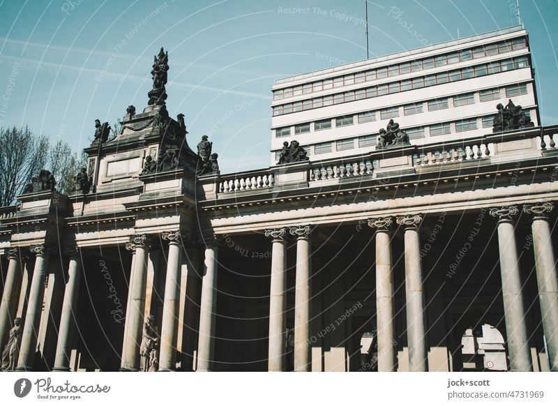 historischer Säulengang vor moderner Fassade Königskolonnaden Heinrich-von-Kleist-Park Architektur Sehenswürdigkeit Kolonnaden Klassizismus Schatten Sonnenlicht