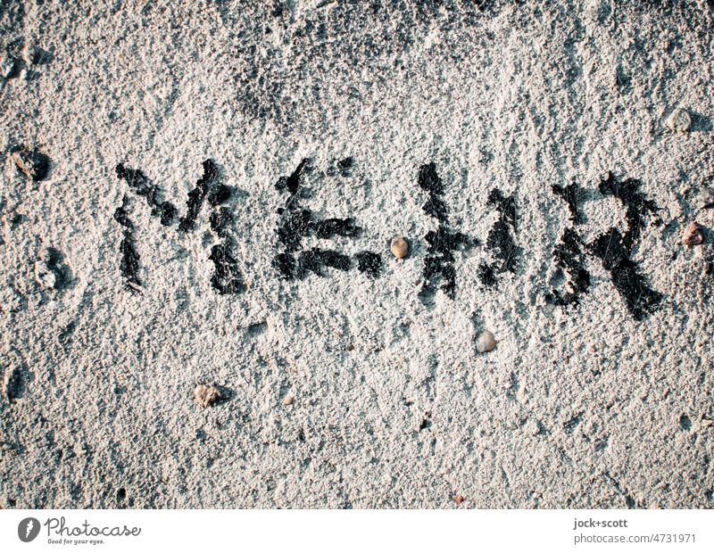 einfach mehr Wort Großbuchstabe Schriftzeichen Detailaufnahme Putz Oberflächenstruktur Handschrift Straßenkunst Deutsch Steinchen übersteigen Kreativität