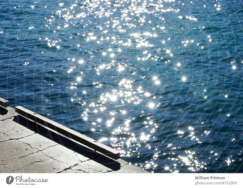Glühen Wasser glühen glühend Dock Licht hell abstrakt glänzend Farbe Glanz Strand Meer