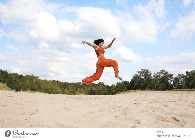 Glück über Sand Frau springen Landschaft Himmel Freude sportlich Wolken Sommer Bewegung Freiheit Fröhlichkeit Lebensfreude Horizont Waldrand Sprung Sport