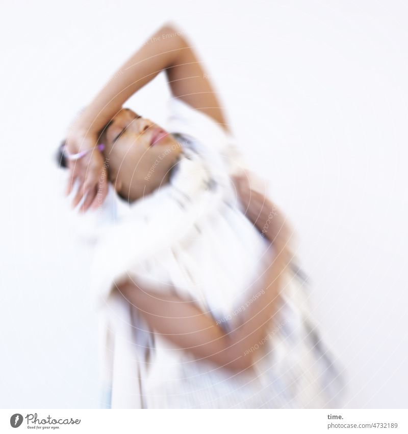 Frau in Trance frau feminin arme geschlossene augen stoff tuch umhang bewegung halten hingabe leidenschaft trance tanz meditation