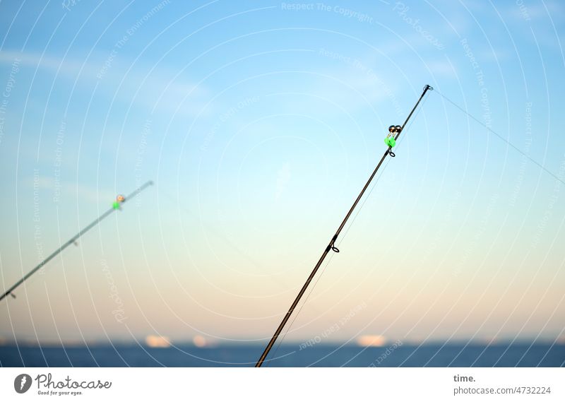 naturverbunden | zwei Ruten, ein abgetauchter Angler Angelruten angeln Ostsee Meer Horizont Abendstimmung Himmel Natur Landschaft Umwelt nahrungsbeschaffung