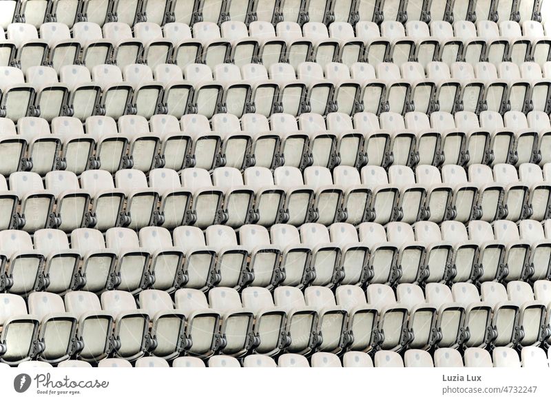 Leere Zuschauerränge Tribüne nummeriert Nummerierung menschenleer verlassen Reihe Reihen weiß grau Linien Sitzgelegenheit Publikum Sitzreihe Bestuhlung frei