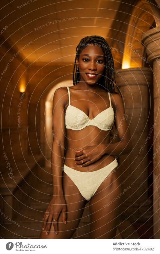 Afroamerikanische Frau im Bikini im Spa stehend Badeanzug Urlaub Zentrum passen Körperpflege Hotel Resort ethnisch schwarz Afroamerikaner Wellness