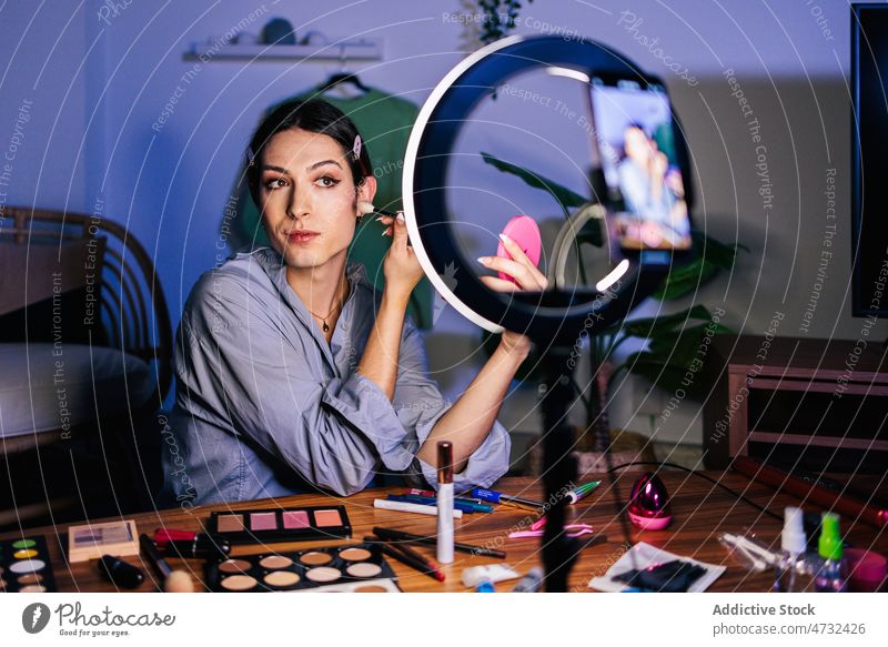 Frau trägt Puder auf, während sie ein Video aufnimmt Blogger Aufzeichnen Tutorial Influencer Smartphone Kosmetik Make-up Pulver Gesicht Blitze feminin Dame Stil