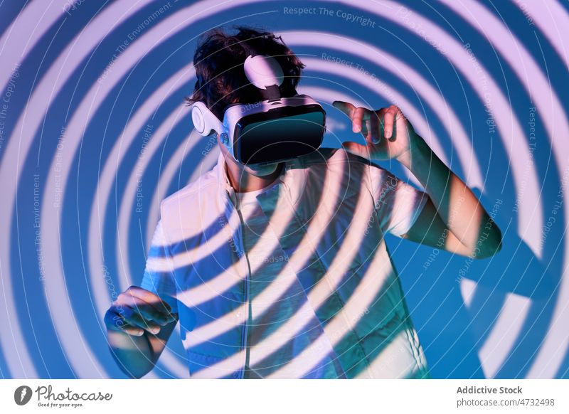 Mann mit VR-Headset in der Nähe einer Wand mit Lichtern Virtuelle Realität Cyberspace Zukunft Augmented Reality interaktiv Brief Technik & Technologie