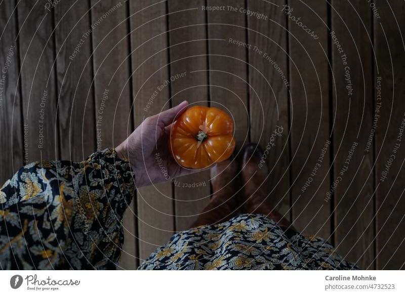Frau hält eine Tomate in der Hand Tomaten Lebensmittel Inflation Gemüse frisch Gesundheit rot Ernährung Vegetarische Ernährung Bioprodukte lecker Farbfoto