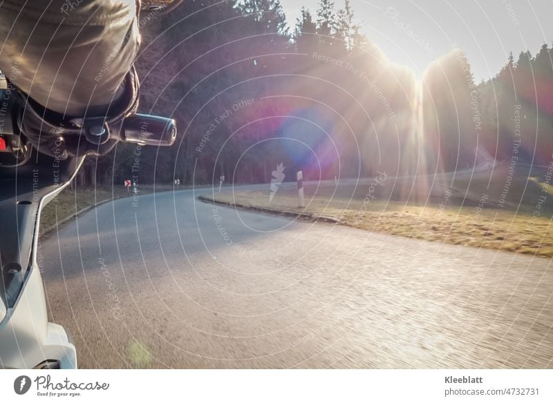Kurvenliebe - Blick des Soziusfahrers auf die bevorstehende  Straßenkurve Straßenlage Sonnenlicht Motorradausfahrt Fahren Teilansicht des Motorradfahrers