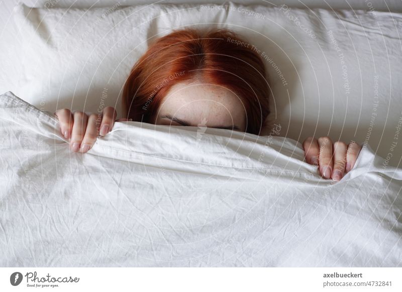 Frau versteckt Gesicht vor Sonnenlicht unter Bettdecke versteckend unten Deckung Mädchen Morgen Aufwachen nach oben ablehnen bekommen Aus Tierhaut schlafen müde