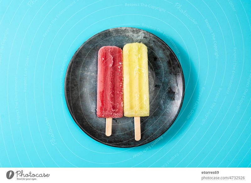 Erdbeer- und Zitronenstiele Hintergrund kalt farbenfroh cool Sahne Dessert Geschmack Lebensmittel frisch frostig gefroren Frucht selbstgemacht Eis Eiscreme
