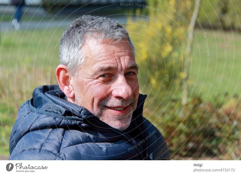 Porträt eines lächelnden Senioren mit grauem Haar und Dreitagebart in der Natur Mensch Mann Männlicher Senior Erwachsene maskulin 60 und älter Außenaufnahme