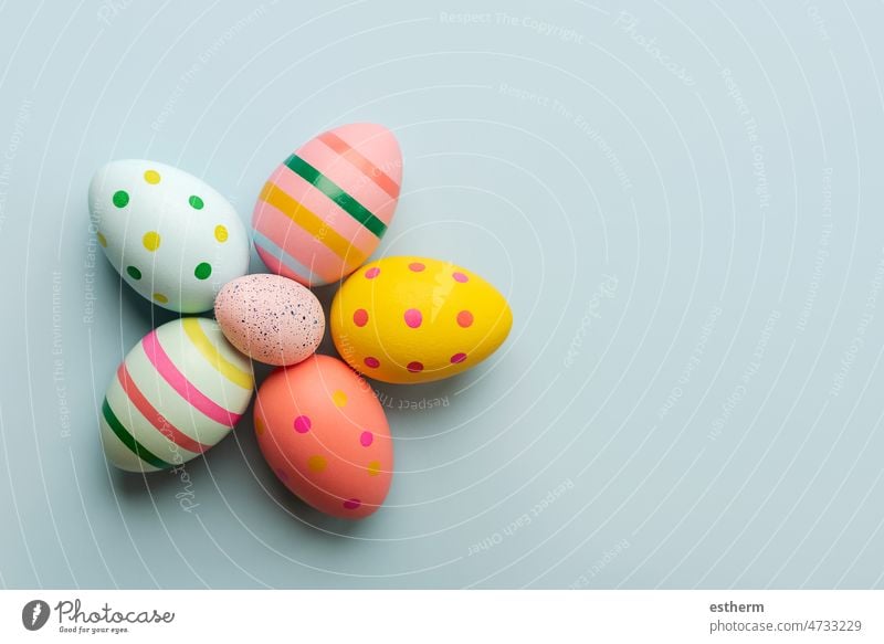 Frohe Ostern. Farbige Ostern gemalt Eier in der Form einer Blume mit Kopie Raum bemalte Eier frohe Ostern abstrakt süß Stillleben Hähnchen Frühling