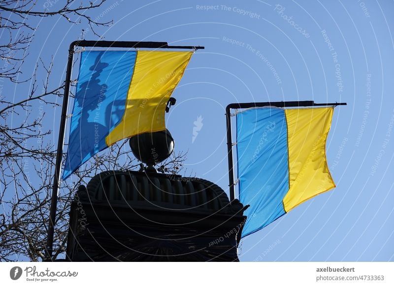 Ukrainische Flagge weht in Hannover in Solidarität mit der Ukraine Flagge der Ukraine Fahne Nationalflagge Patriotismus Außenaufnahme ukrainische Flagge