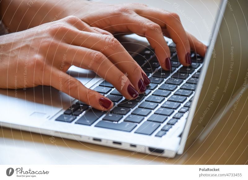 #S# business woman Frau Arbeitsplatz Arbeiter Arbeitsgeräte Tippen Arbeit & Erwerbstätigkeit Internet E-Mail Chatten Detailaufnahme Notebook Tastatur