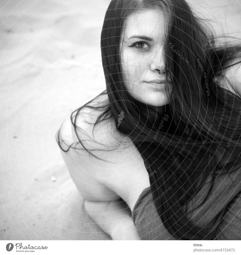 Frau im Sand, sich aufstützend frau feminin portrait weiblich kleid langhaarig dunkelhaarig blick in die kamera sand