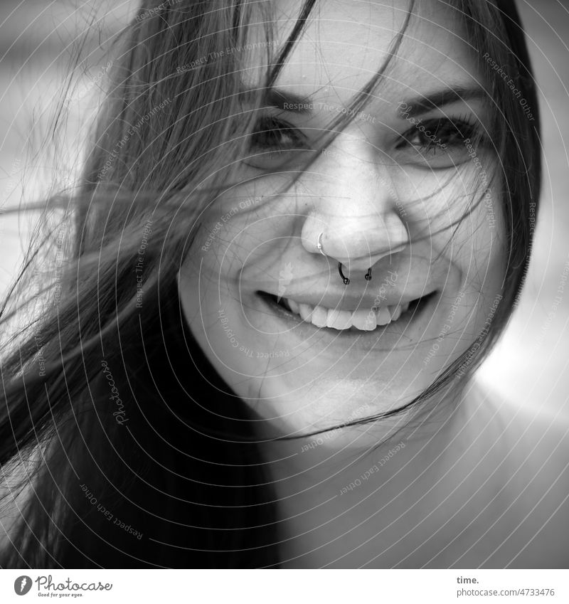 Das Lachen Blick in die Kamera Vorderansicht Porträt Starke Tiefenschärfe Nahaufnahme Außenaufnahme Wind Leichtigkeit Konzentration Inspiration Gefühle erleben