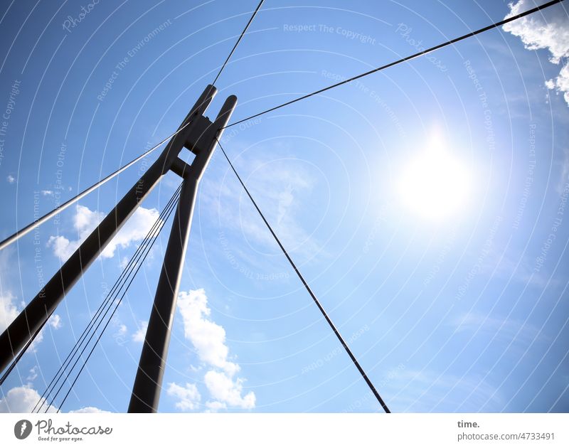 Raumteiler brücke himmel brückenpfeiler seile schrägseilbrücke metall sonne sonnig schönes wetter froschperspektive wolken