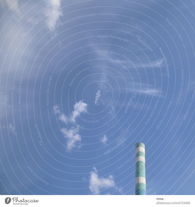 alte Dreckschleuder Schornstein Himmel Wind wehen sonnig schönes Wetter Wolken Industrie Markierung verwehung Turm wahrzeichen