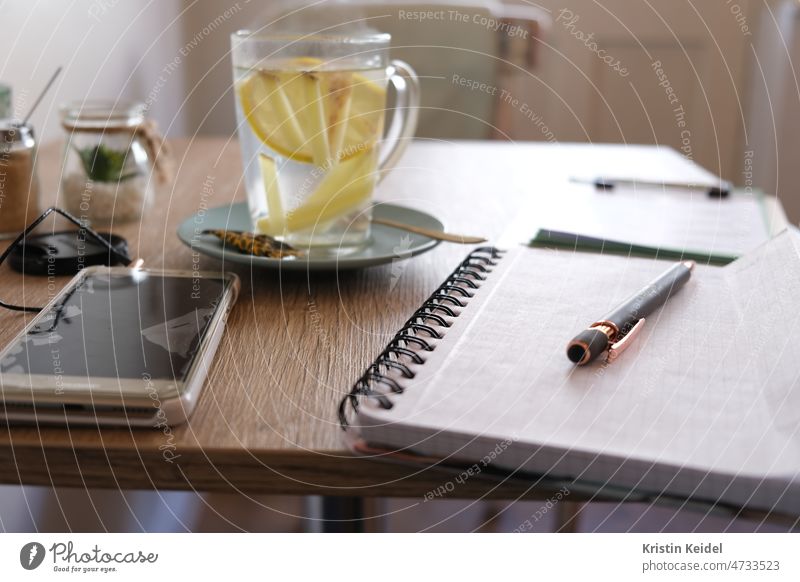 Arbeiten im Cafe gesunder lebensstil gesund werden Immunsystem stärken gesundwerden vorbeugen Gesunde Ernährung Detailaufnahme Farbfoto Notizbuch Kugelschreiber