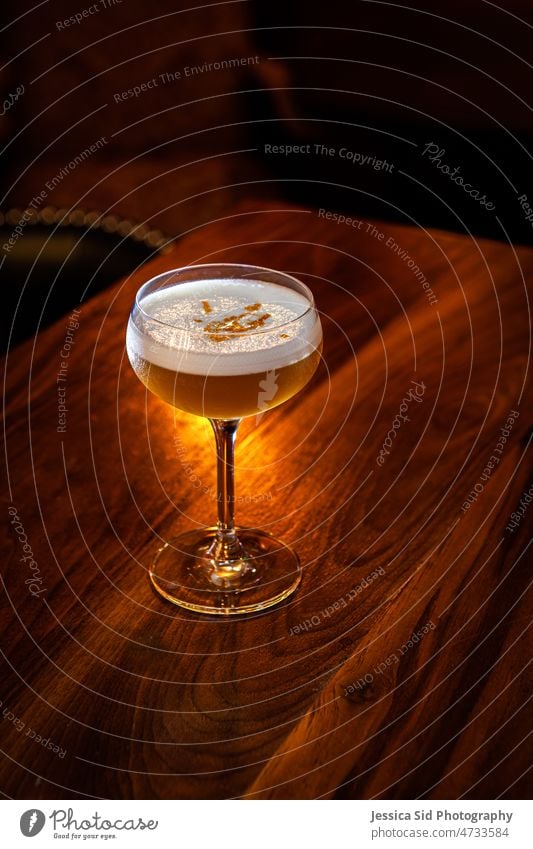 glühender, schaumiger Cocktail auf Holzbar Coctail Bar lecker trinken Eiklar