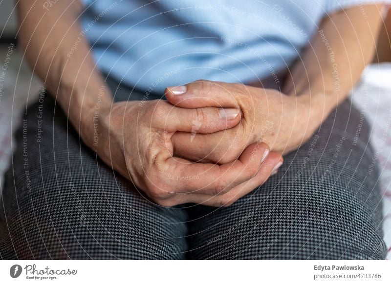 Nahaufnahme der Hände einer älteren Frau Arthritis Rheumatismus steif Verbindungen steife Gelenke massierend Handgelenk Osteoporose faltige Haut Falte