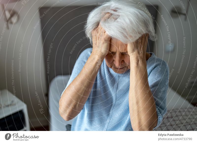 Ältere Frau, die ihr Gesicht mit den Händen bedeckt deckend Trauer trauern deprimiert Depression traurig verärgert Demenz Trauerarbeit Einsamkeit Kopfschmerzen