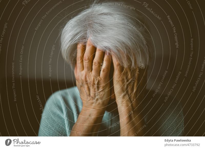Ältere Frau, die ihr Gesicht mit den Händen bedeckt deckend Trauer trauern deprimiert Depression traurig verärgert Demenz Trauerarbeit Einsamkeit Kopfschmerzen