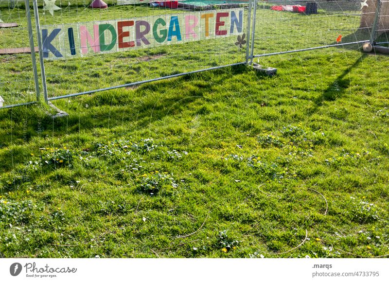 Kindergarten Schriftzeichen bunt Wiese Zaun Erziehung Bildung Kindheit Kindererziehung pädagogik Schönes Wetter Natur Pädagogik