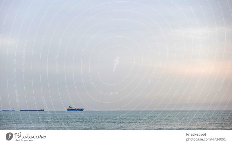 tankschiffe auf dem mittelmeer Tanker Schifffahrt Öltanker Farbfoto Menschenleer Meer Energiewirtschaft Mittelmeer Außenaufnahme Horizont Ferne