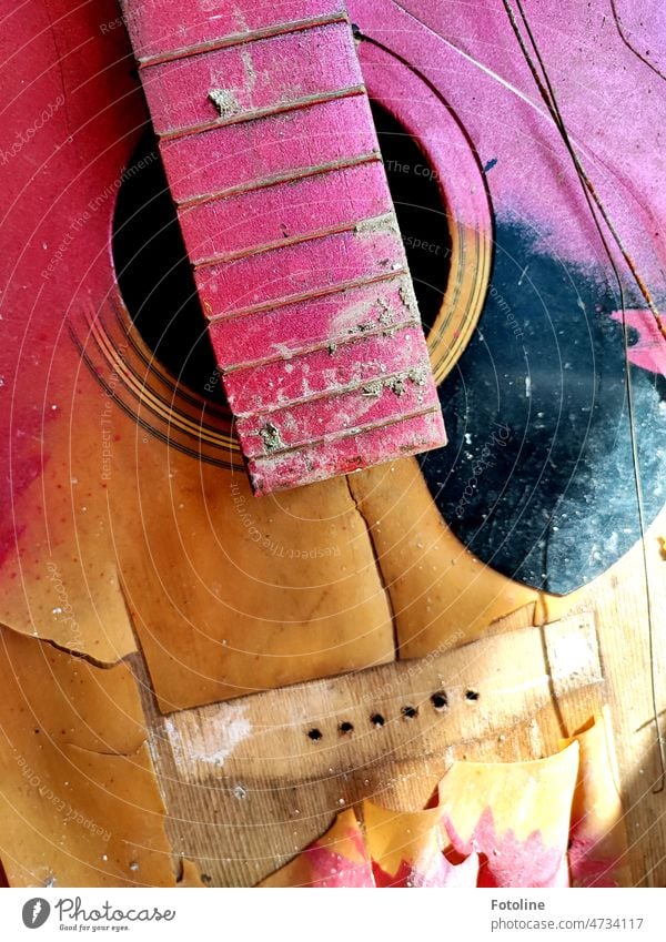 Farbcontest | Eine Gitarre, die früher ziemlich bunt war und sicher tolle Musik von sich gab, verrottet gerade in einem Lost Place. Die bunte Farbe löst sich schon.