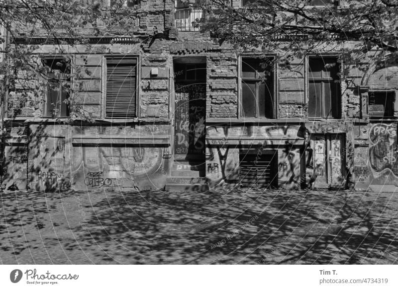 ein altes Haus in Prenzlauer Berg Berlin bnw s/w unsaniert Hauptstadt Menschenleer Schwarzweißfoto Stadtzentrum Tag Außenaufnahme Altstadt Architektur Bauwerk