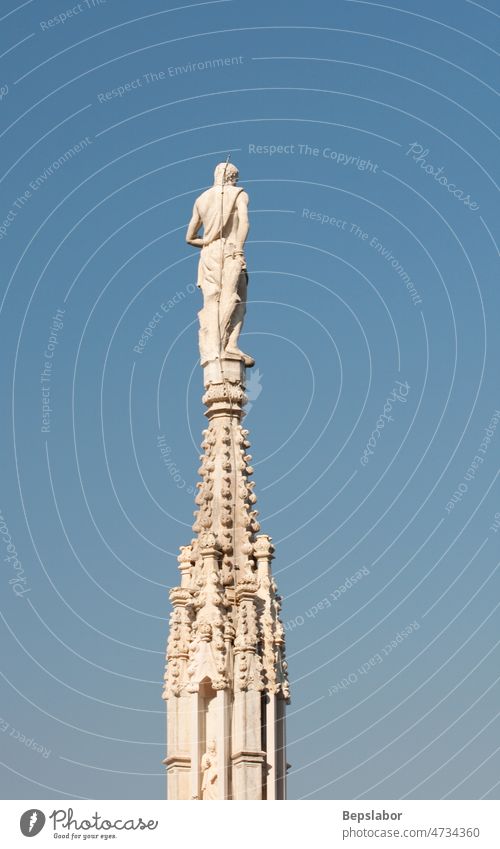 Statue auf dem Kirchturm Italien oben Architektur Kathedrale Kirche zum Gedenken an Glaube hoch historisch Heiligkeit heilig vereinzelt Mailand Denkmal Religion