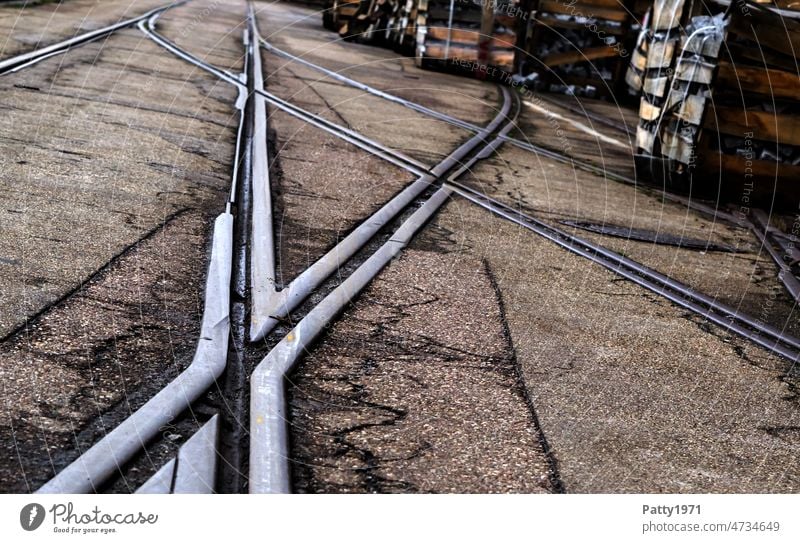 Bahnschienen auf einem Betriebsgelände formen ein X Gleis Schienen Eisenbahn Schienenverkehr Industrie Güterverkehr & Logistik Verkehr Schienennetz Verkehrswege