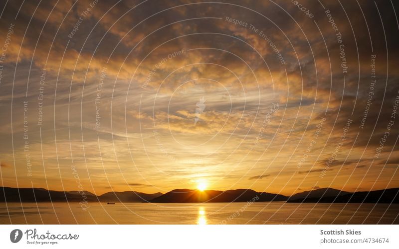 Sonnenuntergang am Fluss Golden Hour, Clyde-Mündung, Schottland. dramatisch Schottlands Landschaft Meeresbucht goldene Stunde Sonnenuntergangs-Ansicht